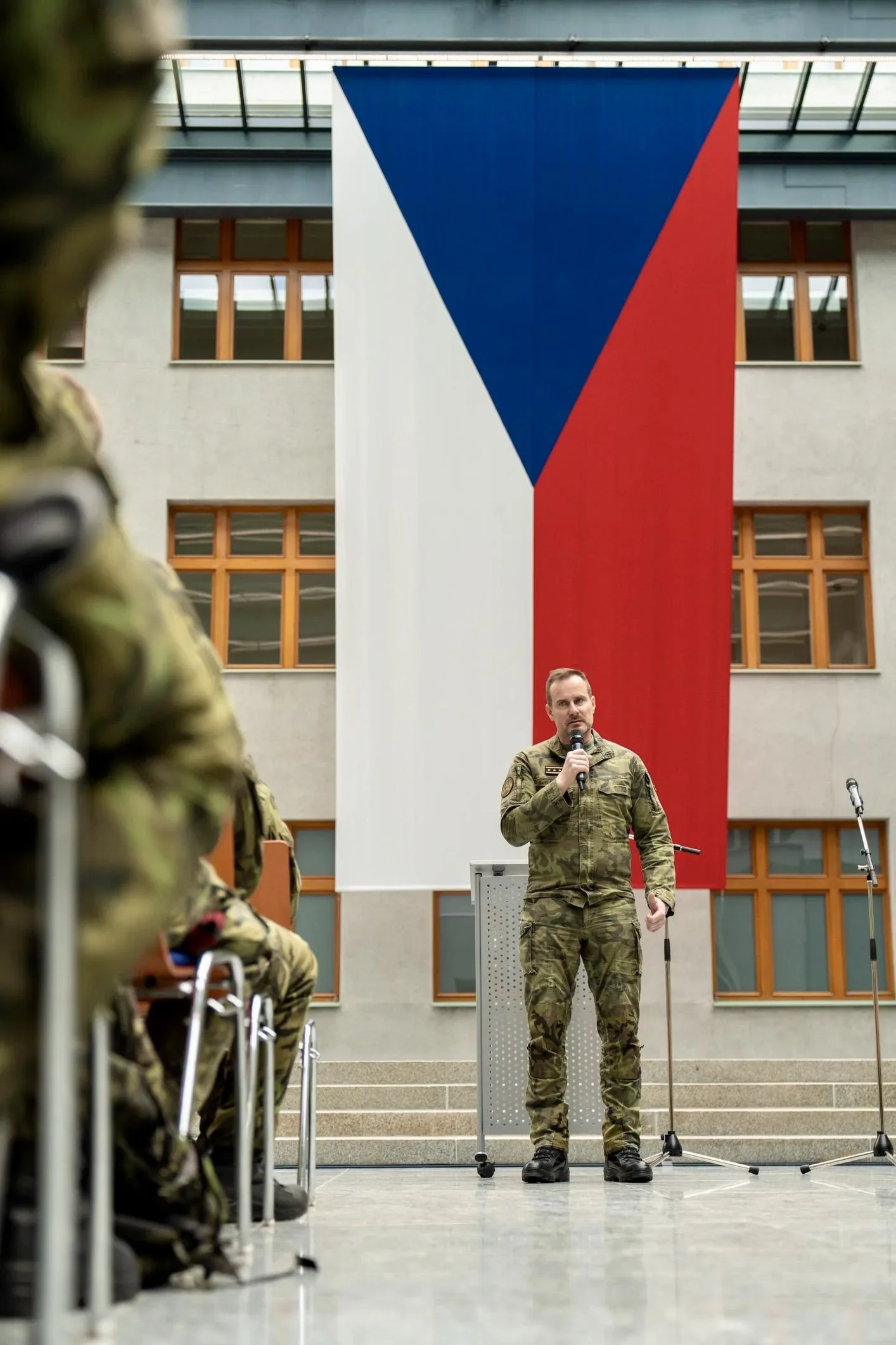 Projev před budovou s českou vlajkou