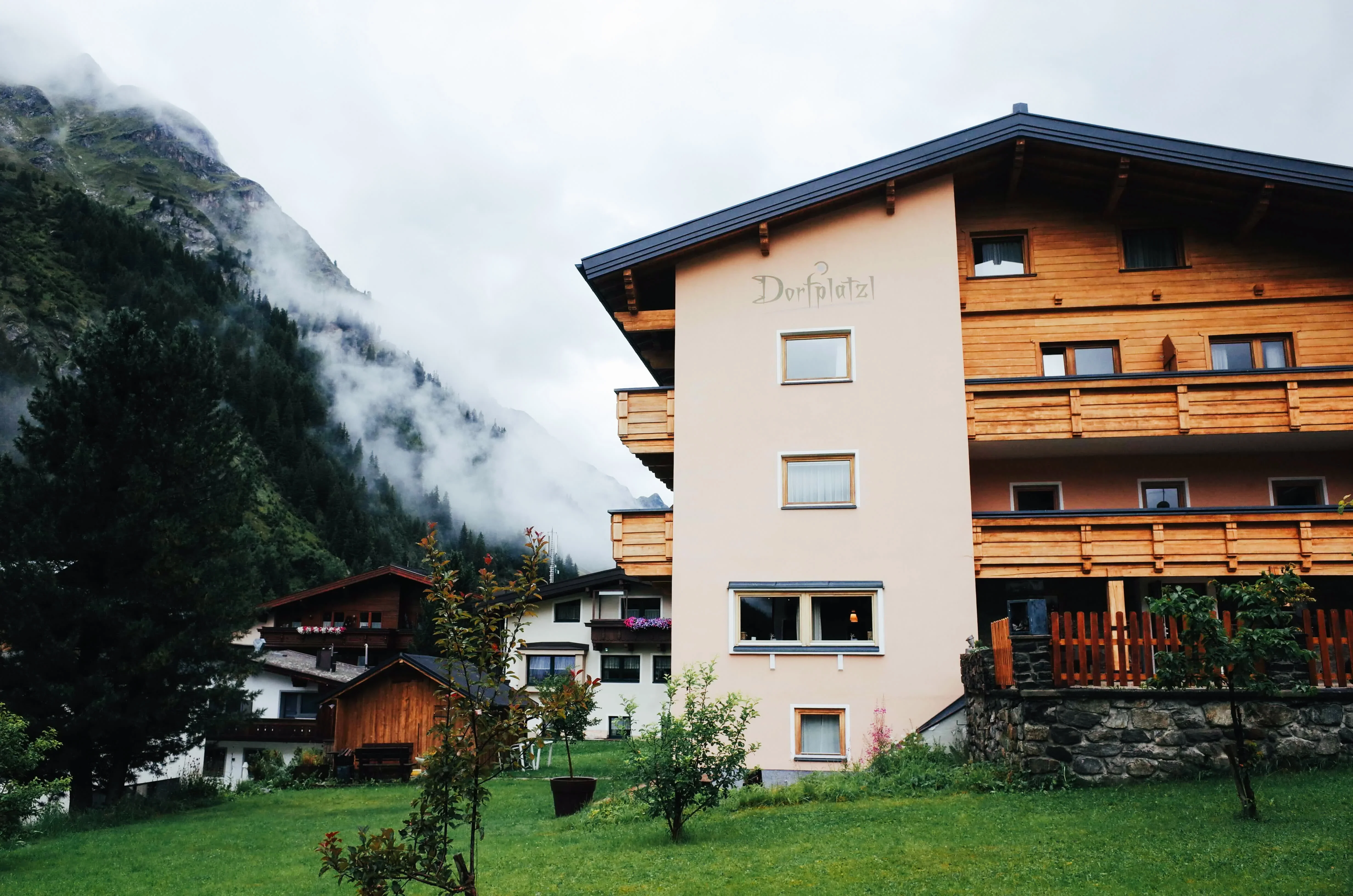 Zasněžené vrcholy nad Plangerossem v údolí Pitztal