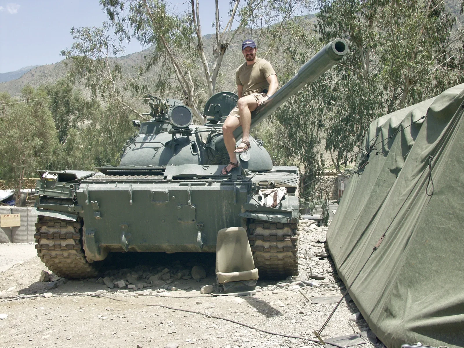 Tank v pouštním terénu
