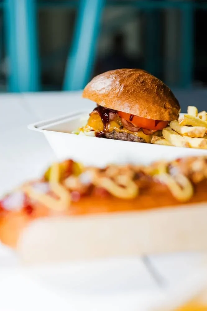 Burger a hot dog z bistra Lesák