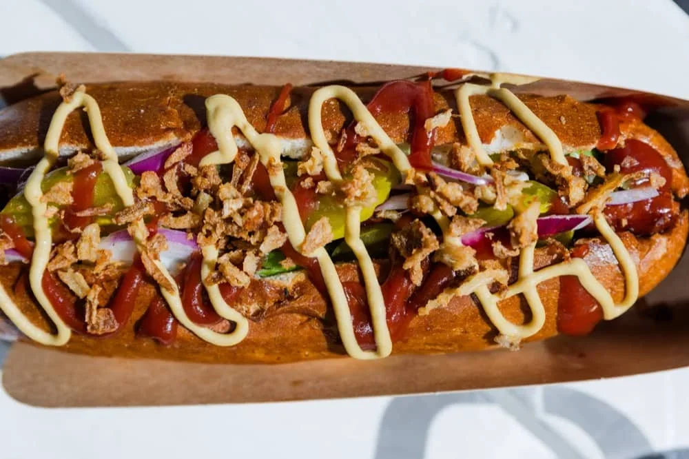 Hot dog s cibulkou a omáčkou z bistra Lesák