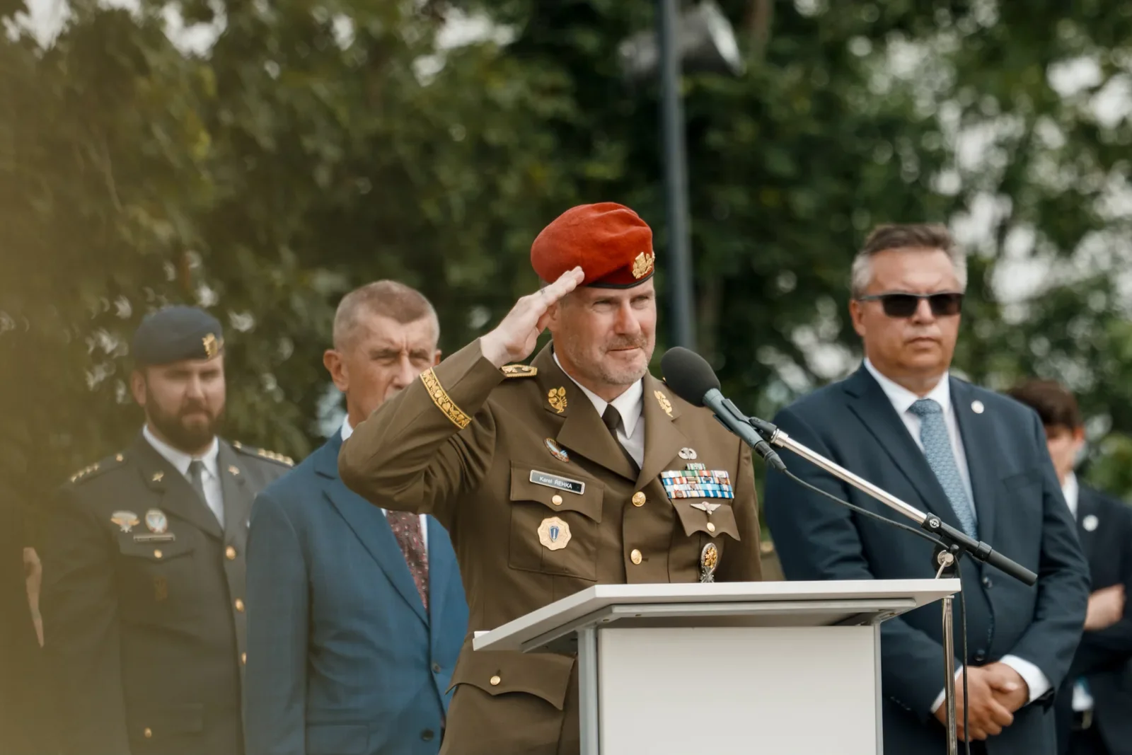 Projev na pódiu s vojáky