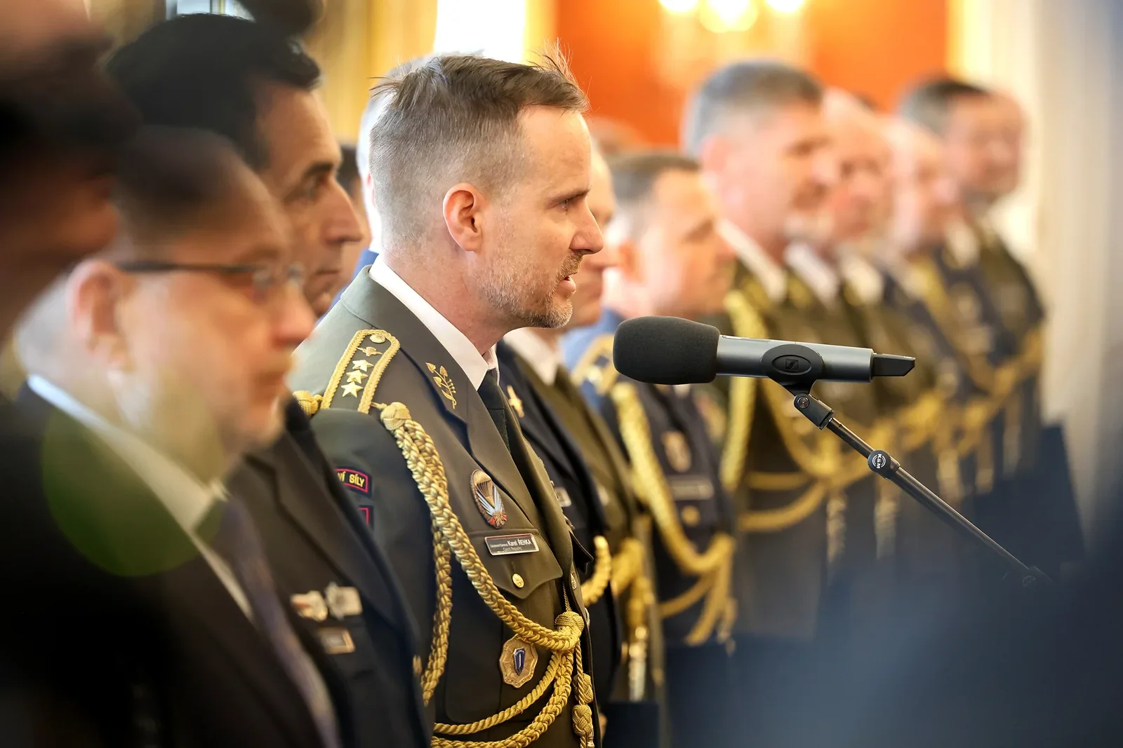 Projev na pódiu vedle politiků